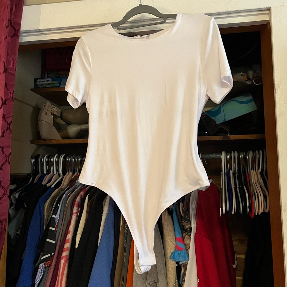 Chic White Short Sleeve Bodysuit